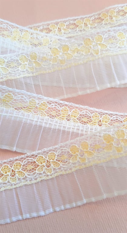 White and yellow flower pretty pleated ribbon trim braid, 3 metres