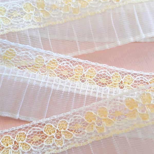 White and yellow flower pretty pleated ribbon trim braid, 3 metres