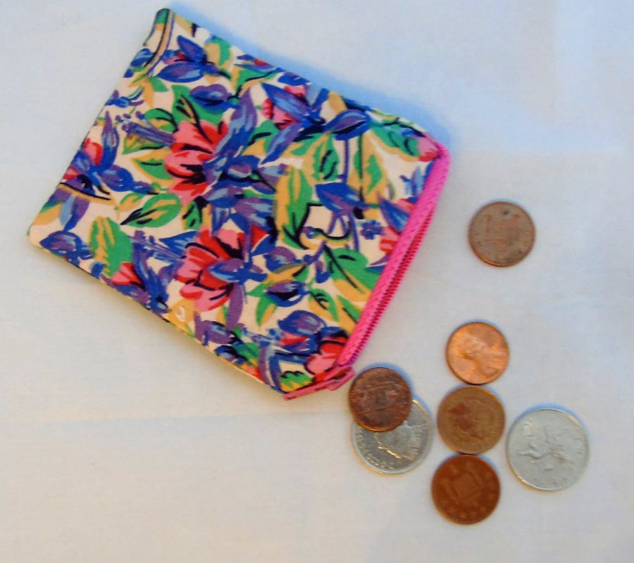 Clearance Small (but perfectly formed!) Zippered Pouch - Vintage Flower Fabric