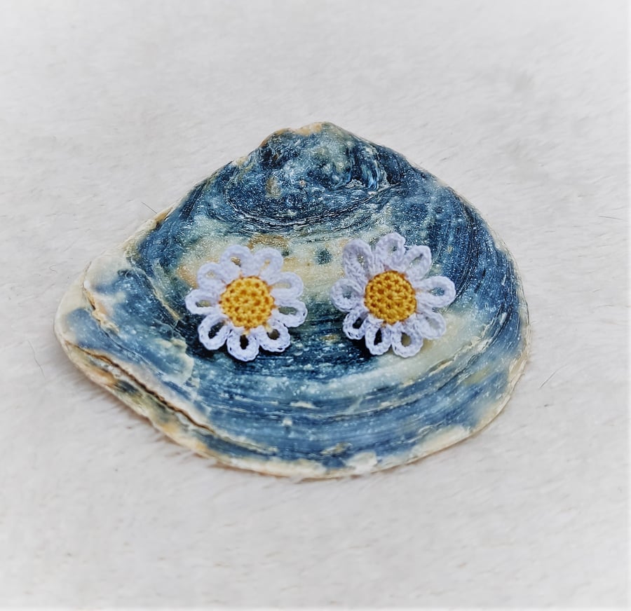Crochet daisy stud earrings
