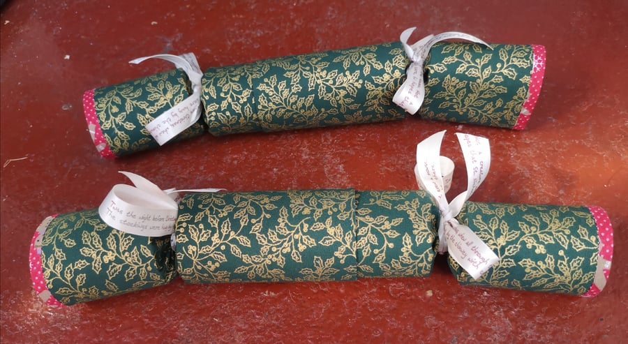 Homemade Christmas crackers, Green with Gold Holly (19)