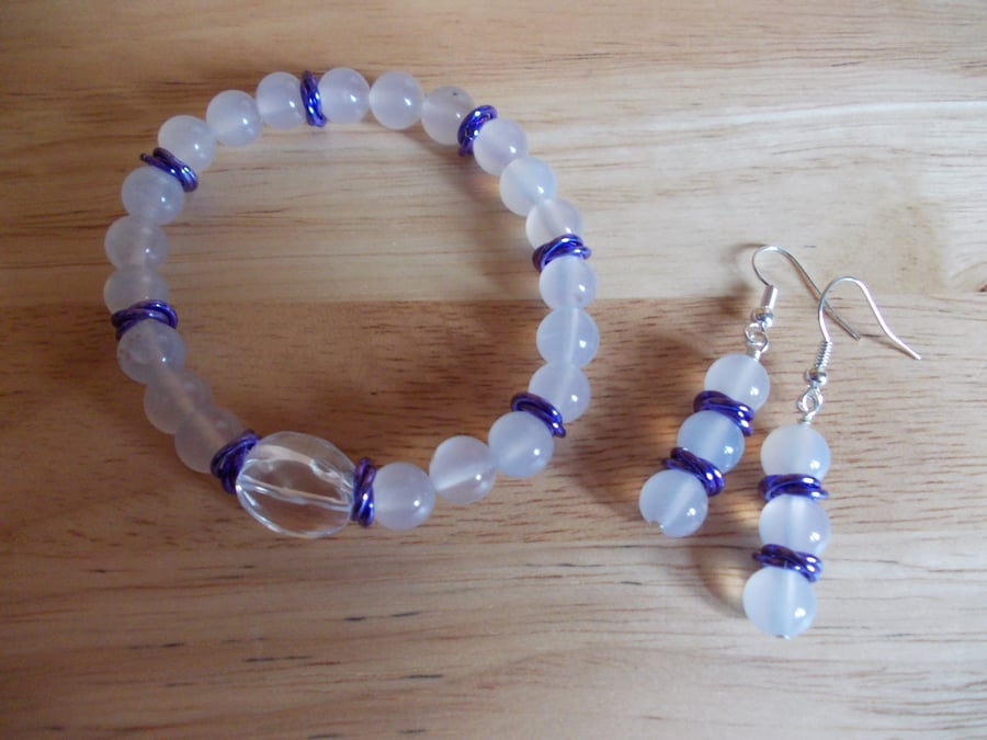 White agate and clear quartz elasticated bracelet
