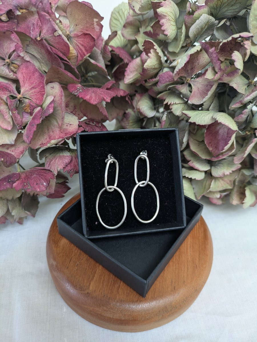 Linked oval silver earrings 