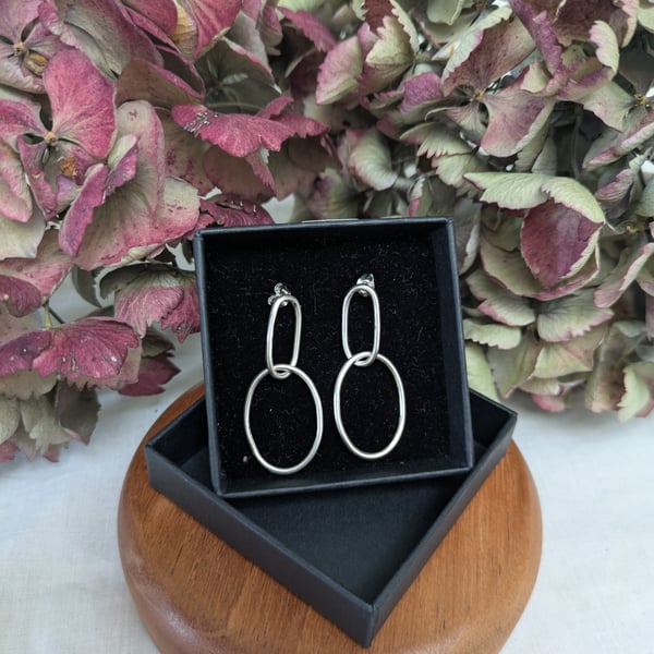 Linked oval silver earrings 