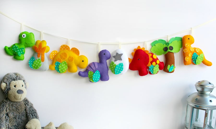 Felt Dinosaur Garland. Handmade set of 8 felt decorations.