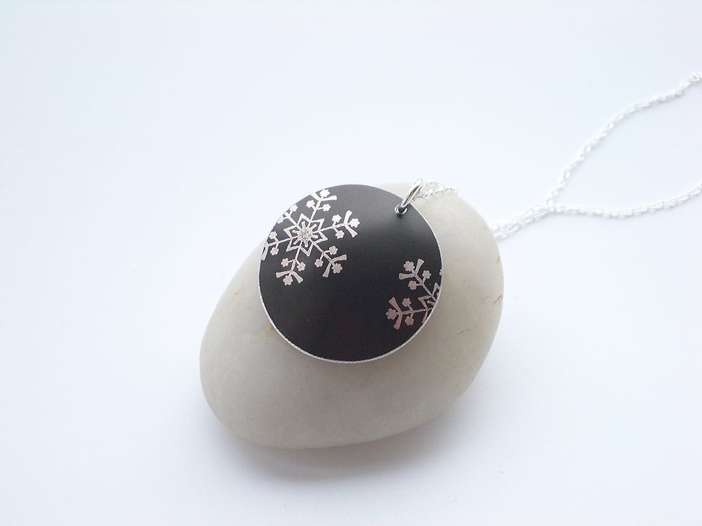 Christmas pendant in black with snowflake print