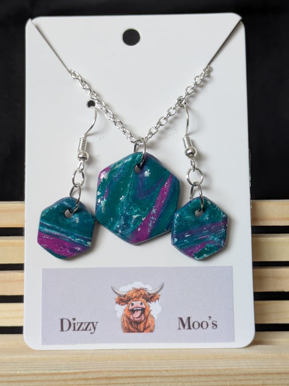 Hexagonal necklace and earrings set. Green and purple marble effect.