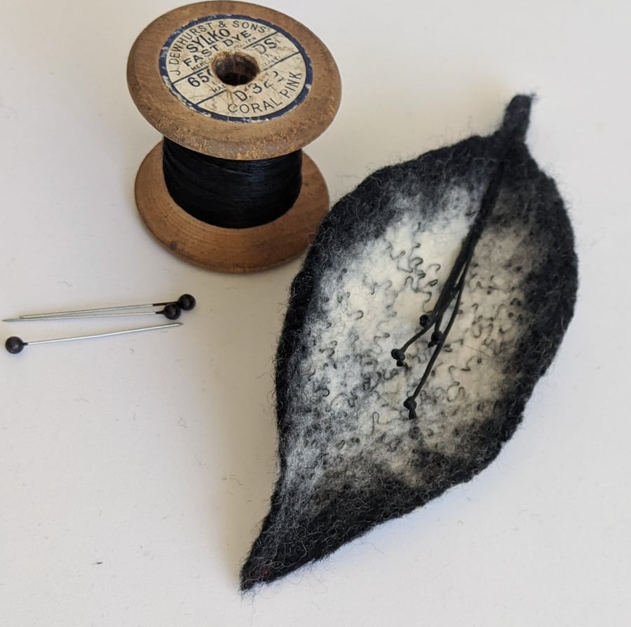 Felted leaf brooch : black and ecru