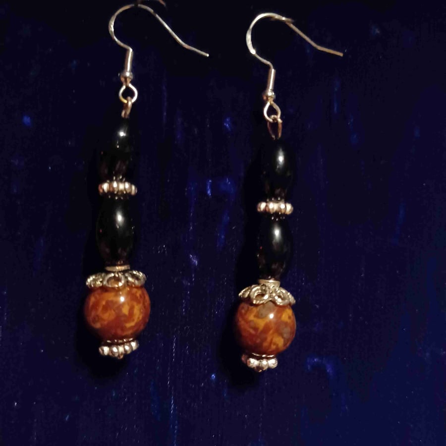 Silver earrings with onyx and brown marble