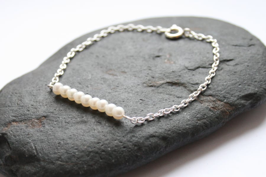 Bridesmaid gift idea - Elegant freshwater pearl bracelet.