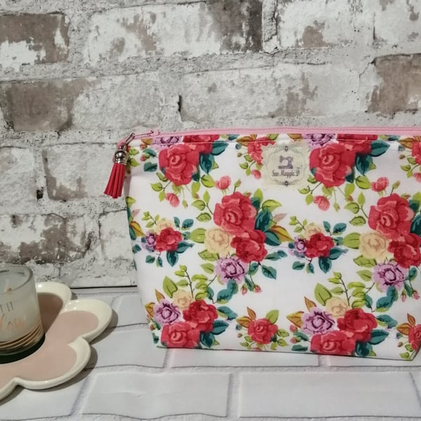 PINK FLOWERS COSMETIC POUCH