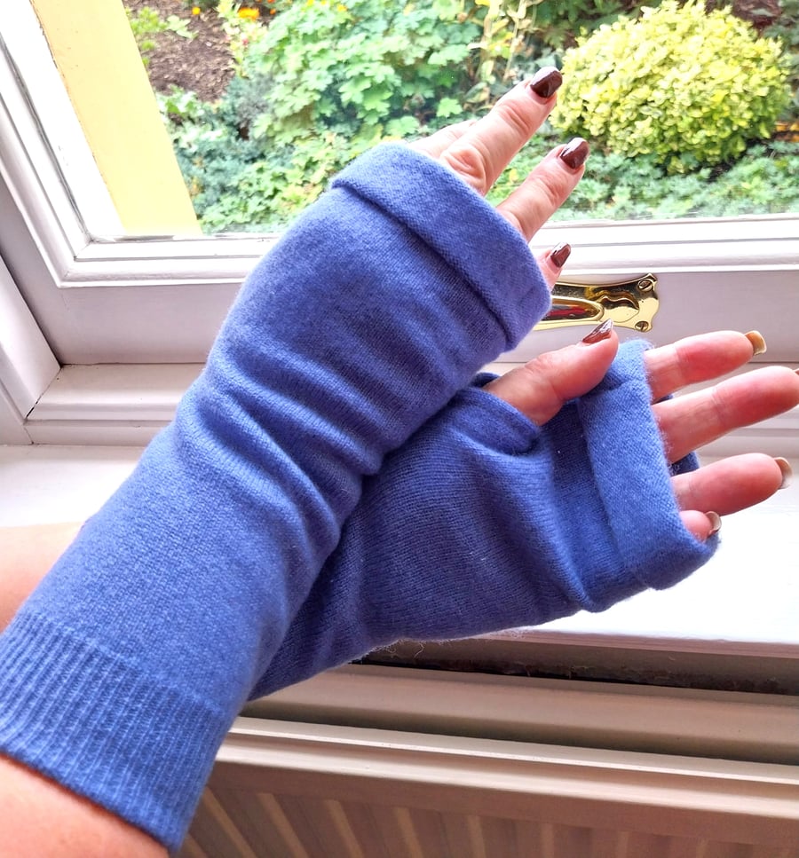 Sky blue recycled100% cashmere fingerless gloves