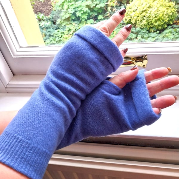 Sky blue recycled100% cashmere fingerless gloves