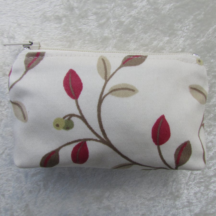 Small purse with leaf and berry pattern in cream and red