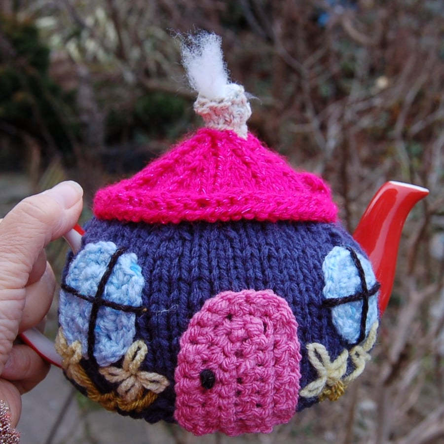 Knitted tea cosy -  Country cottage design to fit a one or two cup teapot