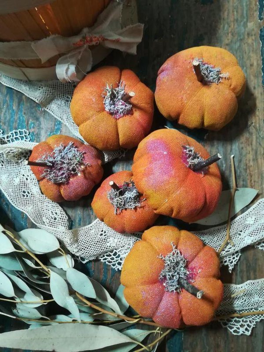 Pumpkin Patch, primitive folk art style pumpkins, 6 pumpkins in basket