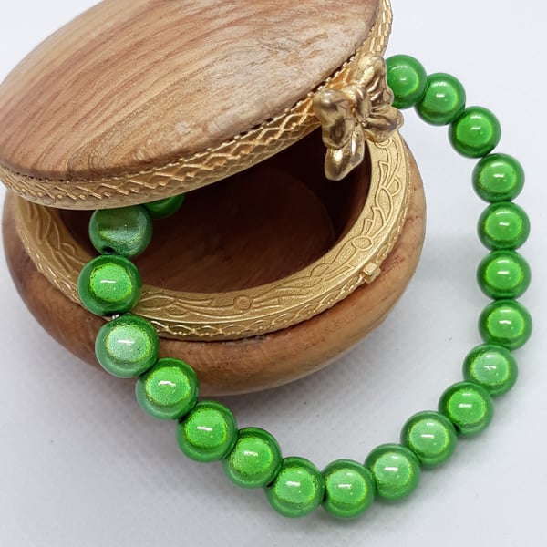 BR335 Green miracle bead elasticated bracelet
