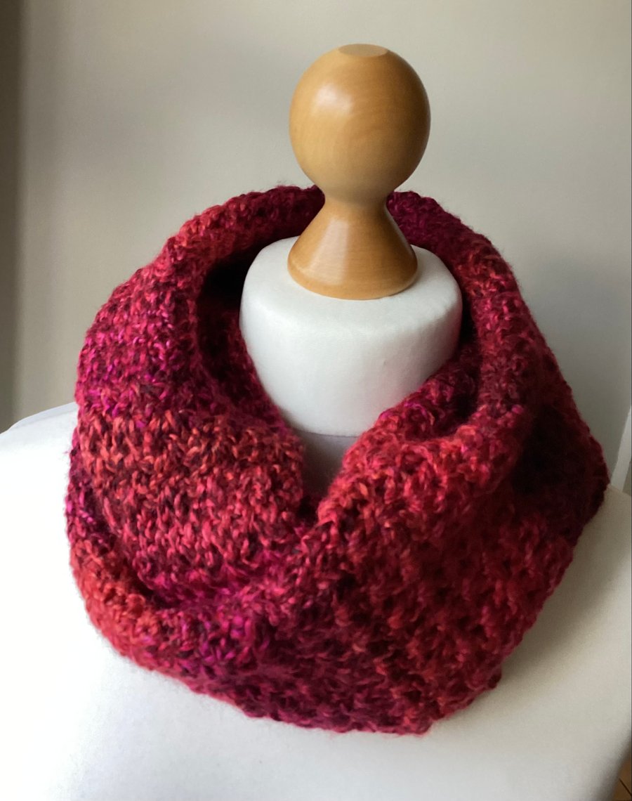 -SALE- Chunky infinity scarf in acrylic, colour Red Marble