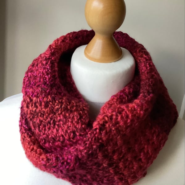 -SALE- Chunky infinity scarf in acrylic, colour Red Marble