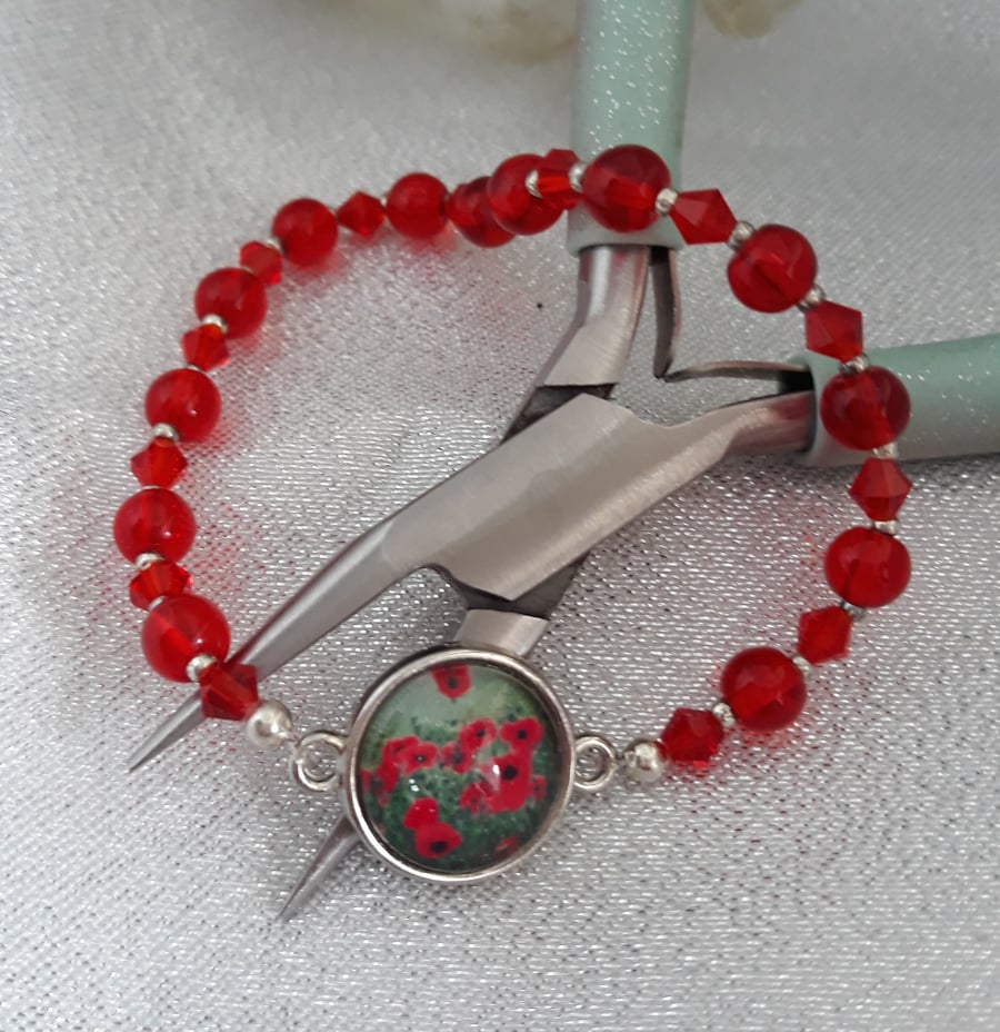 BR224 elasticated beaded bracelet with poppy cabochon