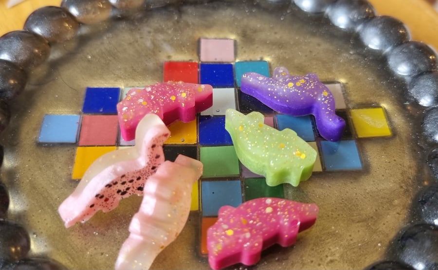 Set of 6 resin dinosaurs which can be used for crafts