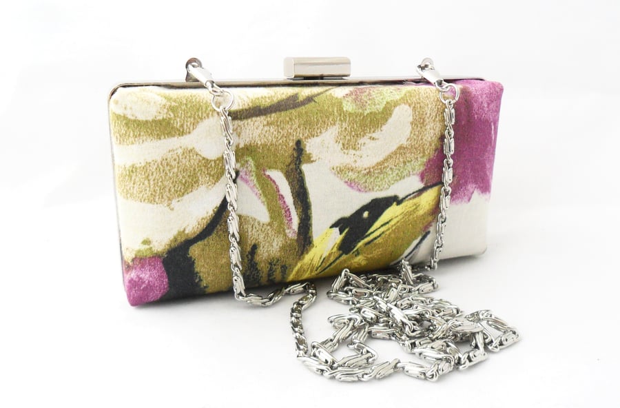 Clutch bag in a floral print. Minaudiere clutch