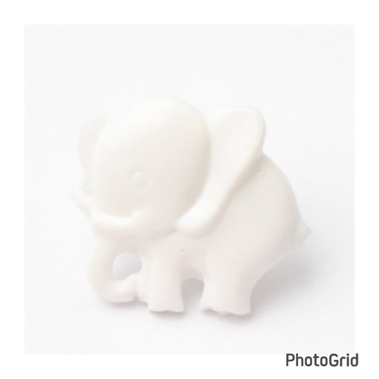 10 white baby elephant buttons 14mm