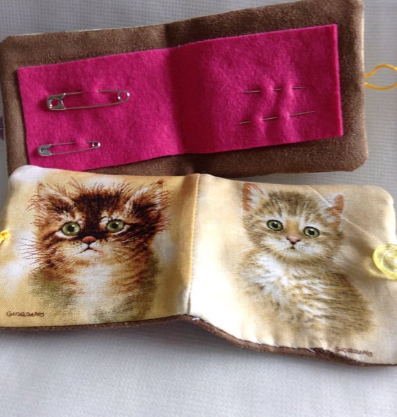 Kitten face needle case