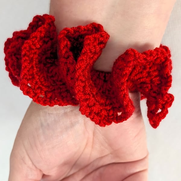Red crochet scrunchie 