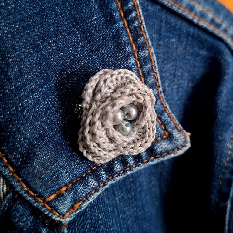 Crocheted cotton small flower brooch with beads - grey
