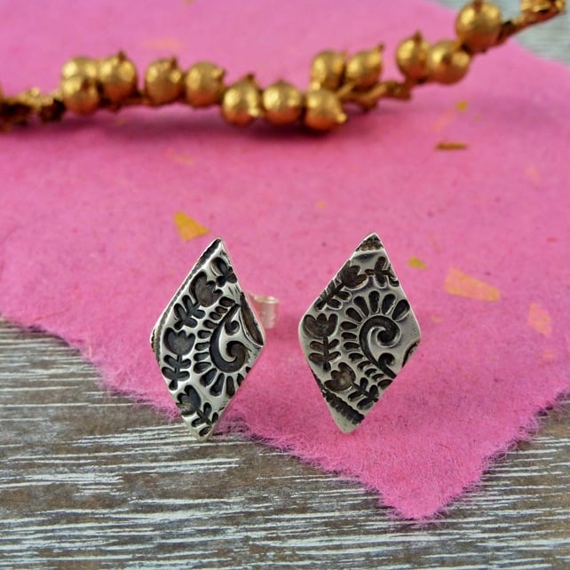 Silver tulip pattern ear studs