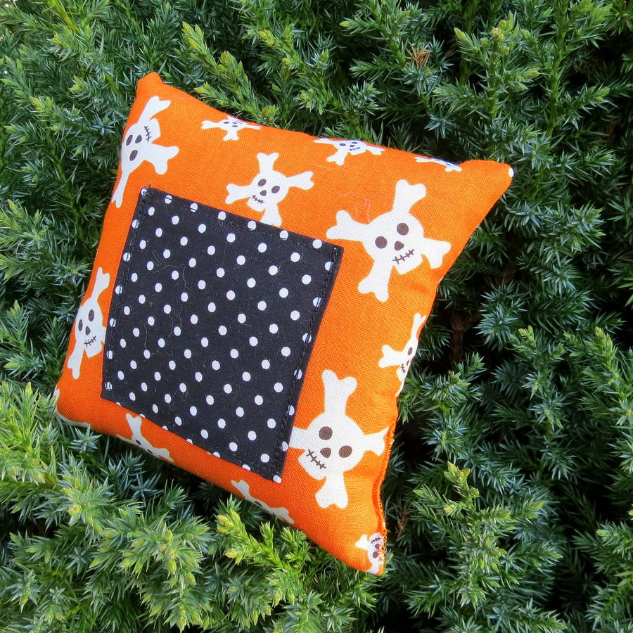  A tooth pillow for the tooth fairy.  Skulls design.