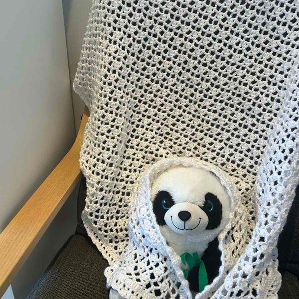 Hand-Crocheted Baby Comfort Blanket – Soft White Snuggle Throw (6–12 Months)