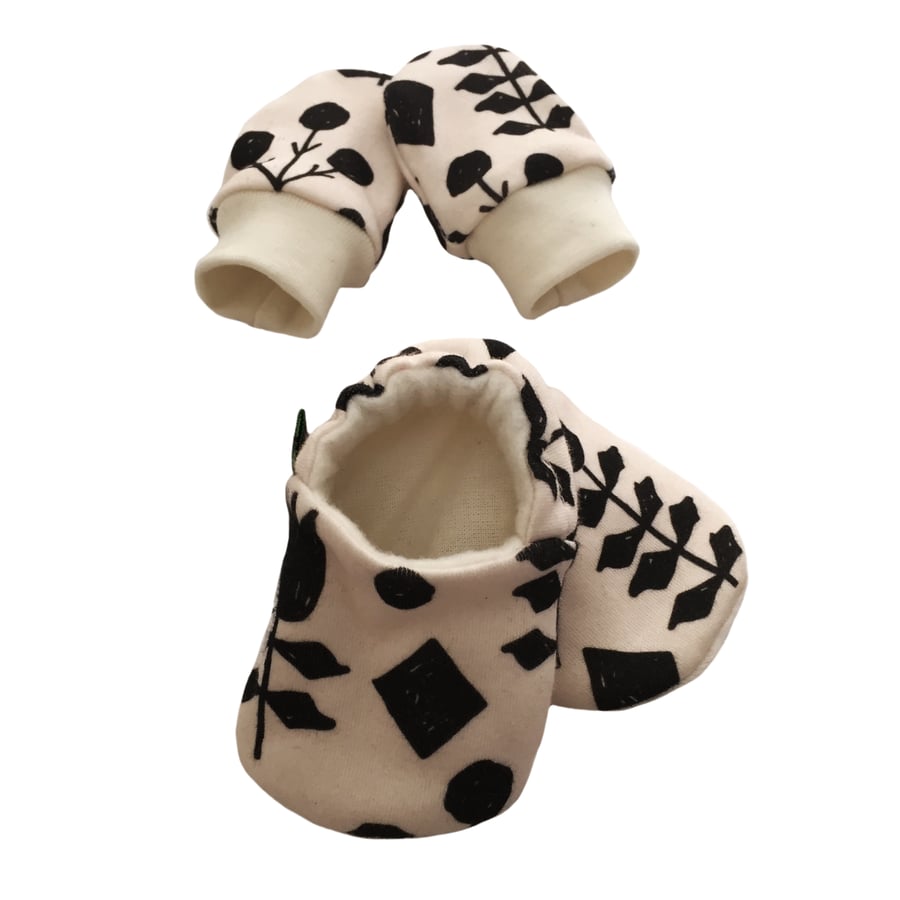 ORGANIC Baby SCRATCH MITTENS & PRAM SHOES in GEOMETRIC FLOWERS New Baby Giftset