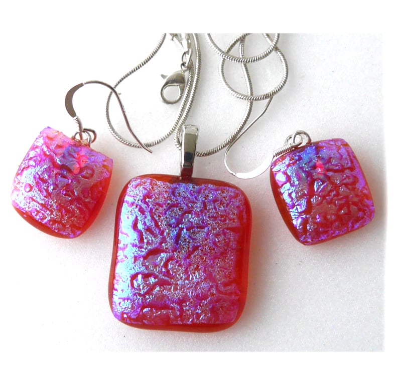 Dichroic Glass Pendant Earring Set 086 Raspberry shimmer, Silver Plated Chain