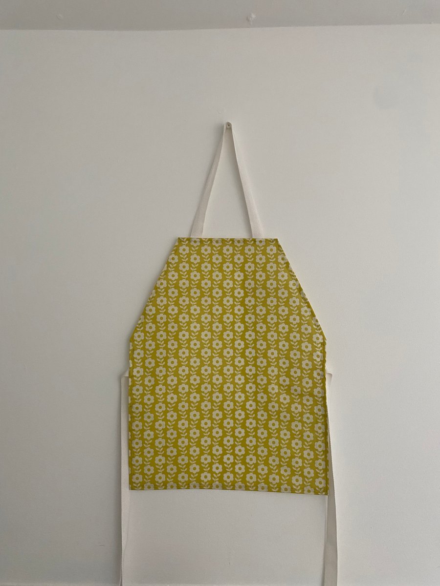 Children's Yellow Flower Apron (032)