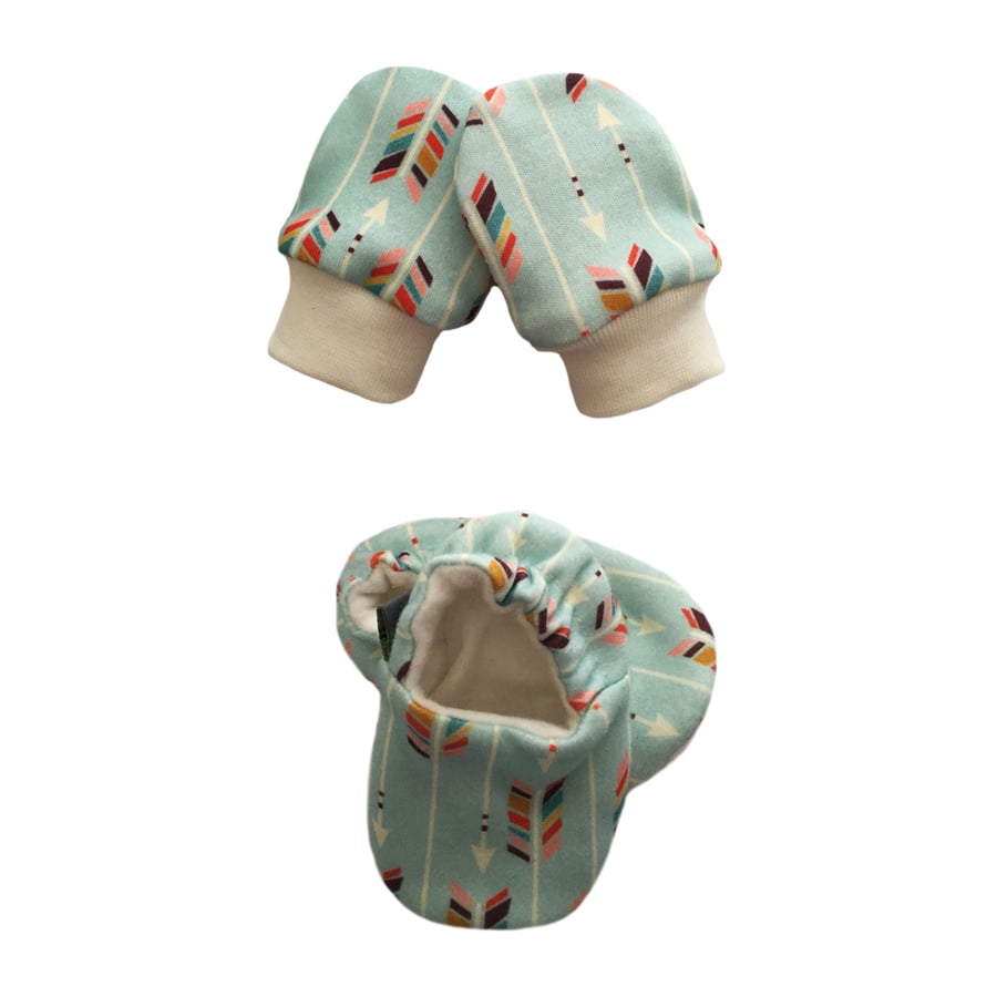 ORGANIC Baby SCRATCH MITTENS & PRAM SHOES MULTI ARROWS ON MINT New Baby Giftset