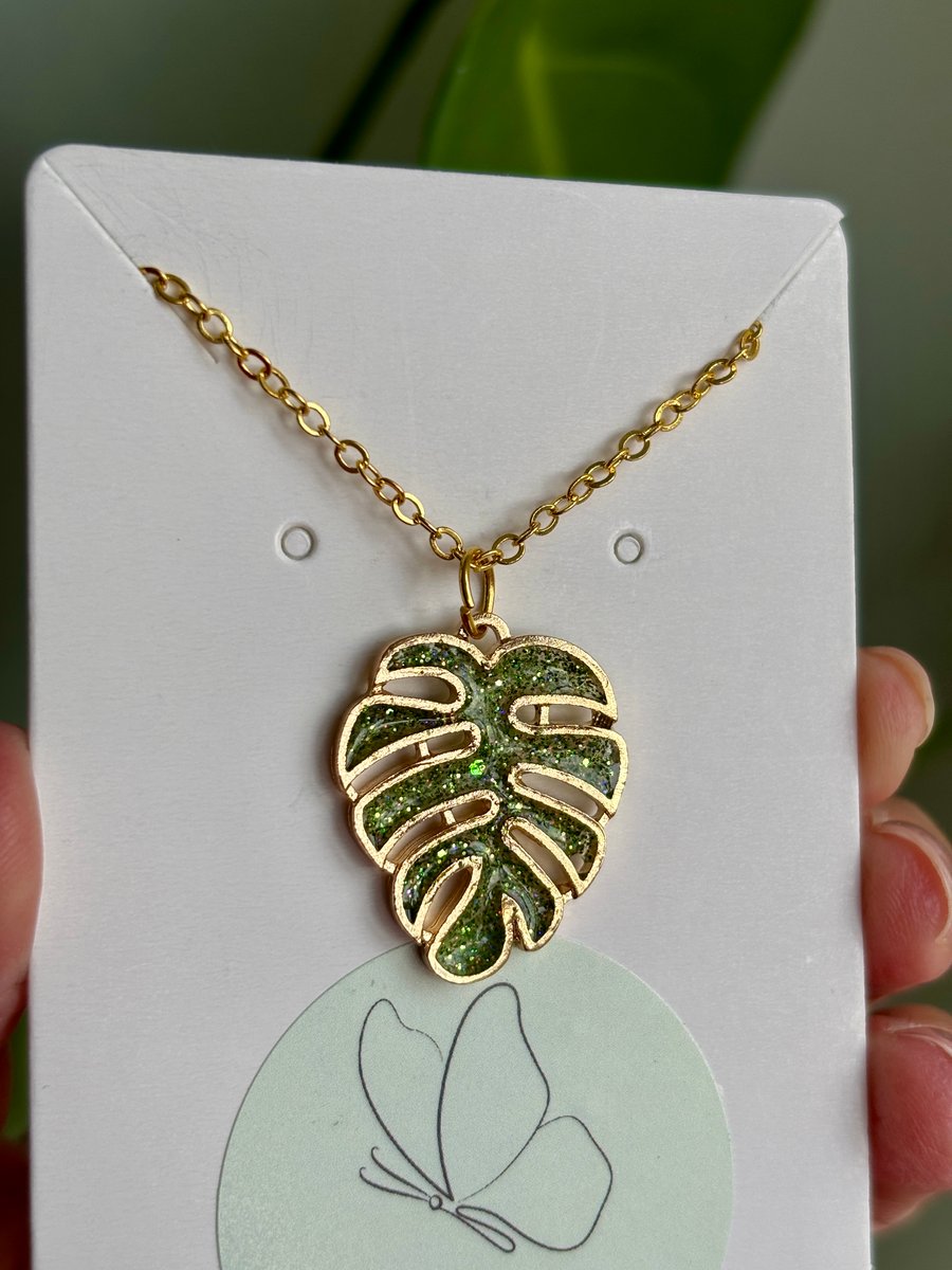 Golden Grove – Glitter Monstera Leaf Necklace