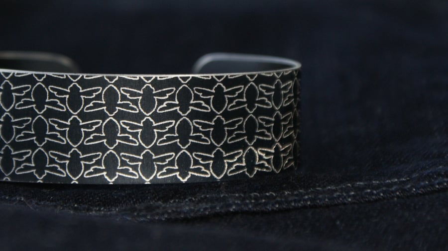 Geometric bee print cuff bracelet black