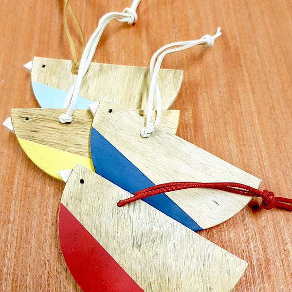 Hanging bird decoration. Wooden Gift Tag. Recycled Wood. Wall decoration