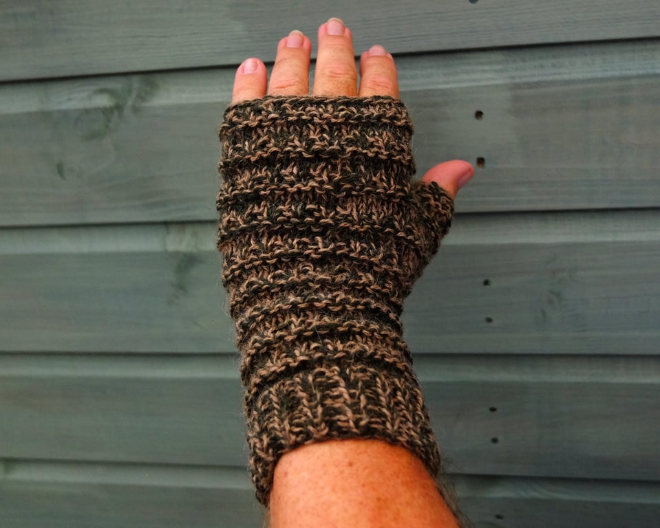 Fieldmargin Mitts — keeping the warm calm of late-season crops