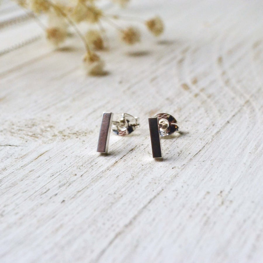 Simple bar earrings
