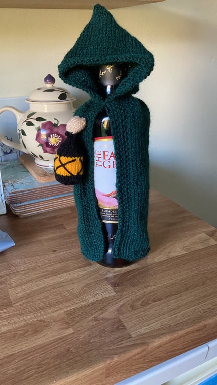 Traitors cloak bottle cover