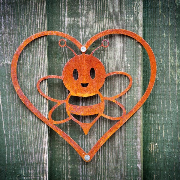 Love Bees Metal Heart Rustic Garden Wall Art, Cute Bee in Heart Fence Decoration