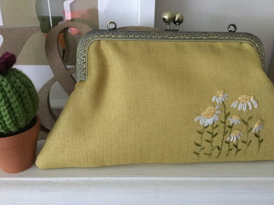 Buttery Yellow Daisy Clasp Purse