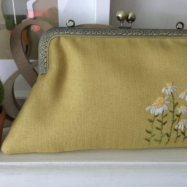 Buttery Yellow Daisy Clasp Purse