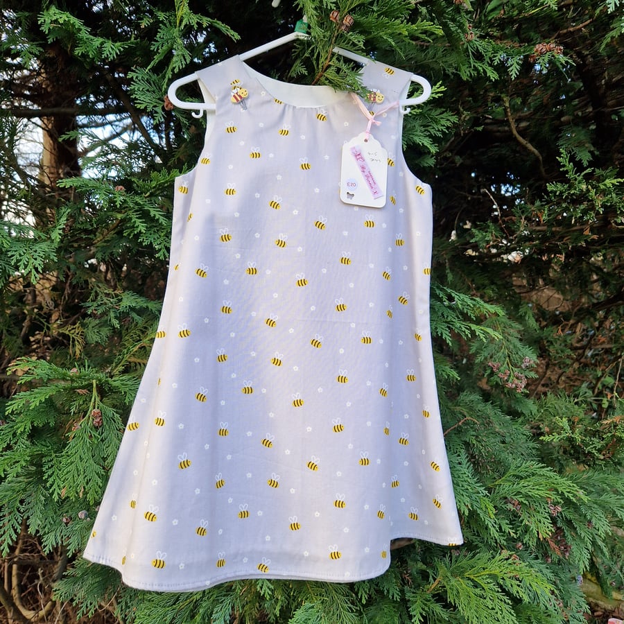 Age: 4-5yr Light Grey Bee cotton dress. 