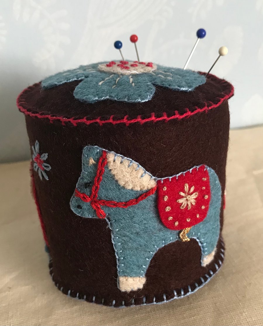 3 little horses pincushion 