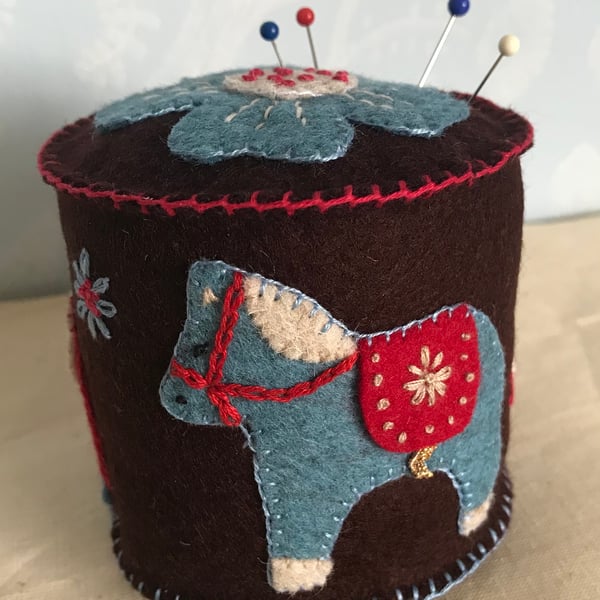 3 little horses pincushion 