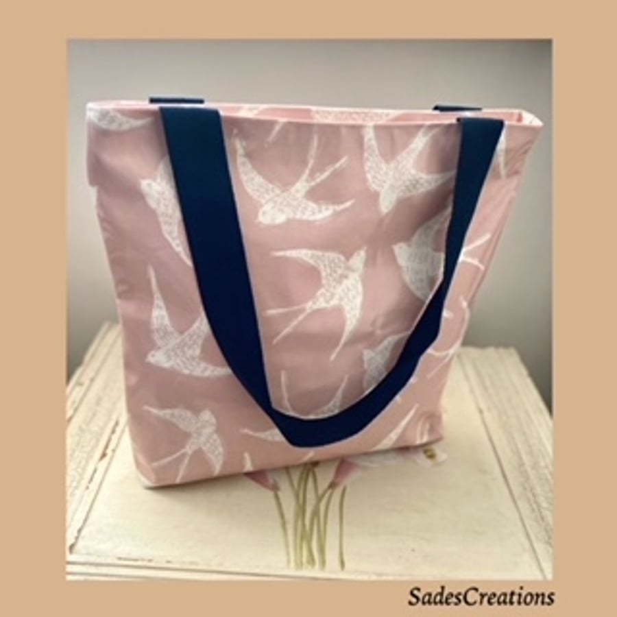 Oilcloth tote bag with zip